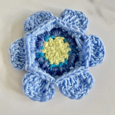 Round 5. Pale blue Crochet granny square in progress 